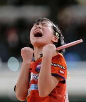 　女子シングルス１回戦でポイントを奪い、喜ぶ松島美空