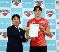 　大阪・関西万博のスペシャルサポーターに就任し、委任状を手に笑顔の高橋藍。左は日本国際博覧会協会・小林浩史プロ-モーション局長（撮影・山口登）