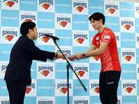 　大阪・関西万博のスペシャルサポーターに就任し、委任状を受け取る高橋藍（右）＝撮影・山口登