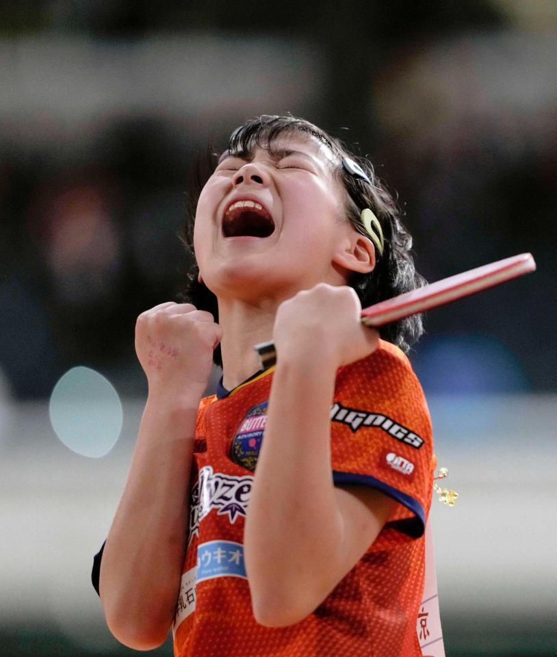 　女子シングルス１回戦でポイントを奪い、喜ぶ松島美空