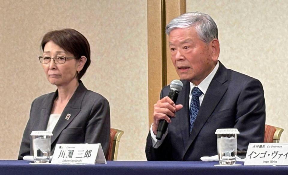 　取材に応じる日本バスケットボール協会の川淵三郎前会長（右）