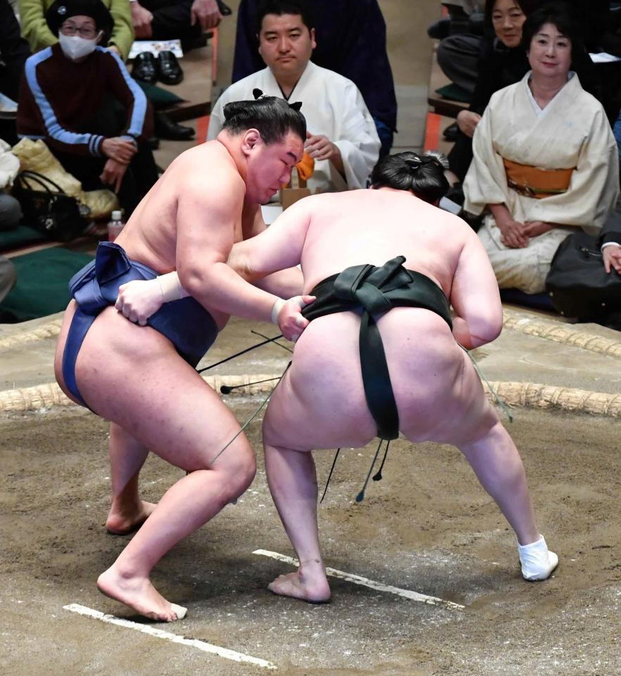 　千代翔馬を攻める豊昇龍（撮影・持木克友）