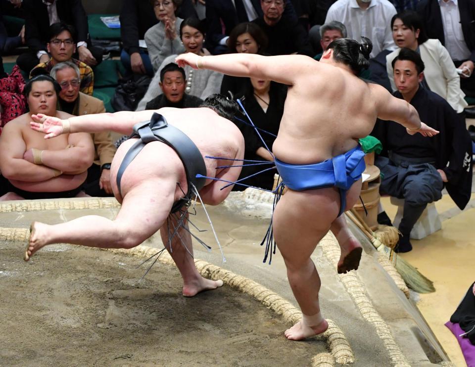 大の里（右）を突き倒しで破り、１敗を守った金峰山（撮影・佐藤厚）