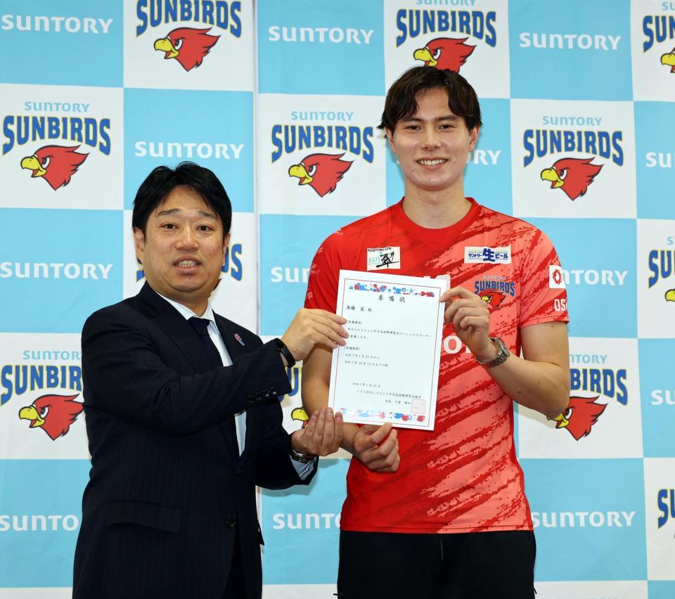 　大阪・関西万博のスペシャルサポーターに就任し、委任状を手に笑顔の高橋藍。左は日本国際博覧会協会・小林浩史プロ-モーション局長（撮影・山口登）