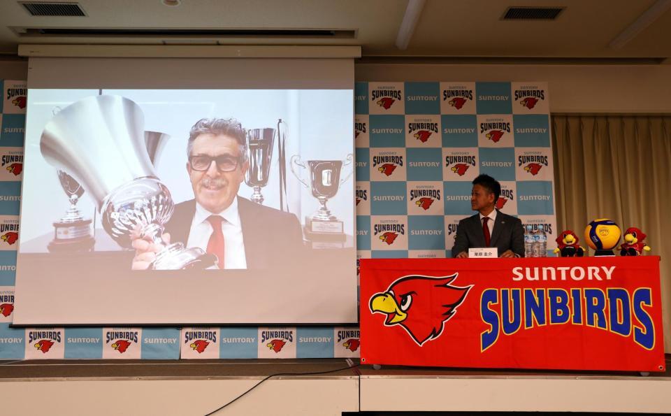 　パートナーシップ契約を締結し、オンラインで会見するペルージャ・ジーノ会長（左）とサントリー・栗原圭介ＧＭ（撮影・山口登）