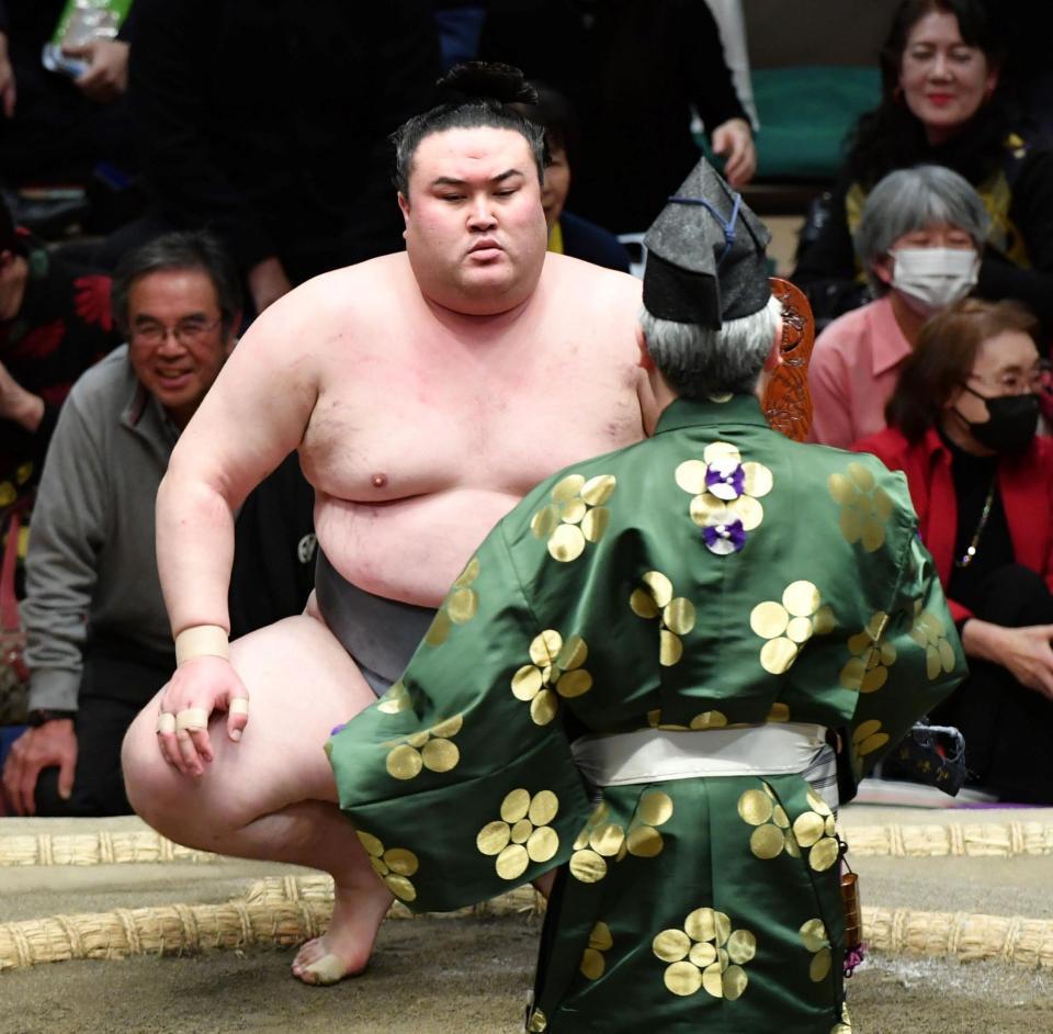 　勝ち名乗りを受ける金峰山（撮影・佐藤厚）