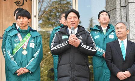 　優勝報告会であいさつをする青学大・原晋監督（中央）と田中悠登主将（撮影・佐々木彰尚）
