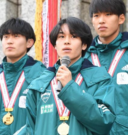 　あいさつをする青学大・太田蒼生（撮影・佐々木彰尚）