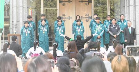 　箱根駅伝の優勝報告会に出席した青学大の選手、関係者（撮影・佐々木彰尚）