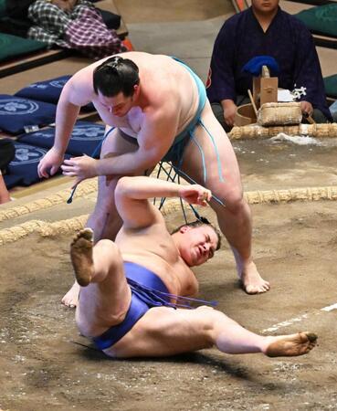 　獅司が突き落としで安青錦を破る