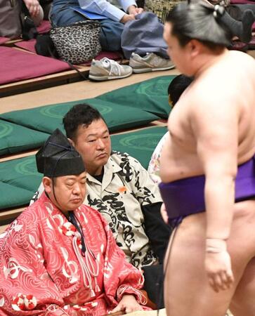 【写真】「現役力士よりデカいやんｗ」協会退職の元関脇人気力士が異例溜まり席観戦に騒然　短パンラフ姿