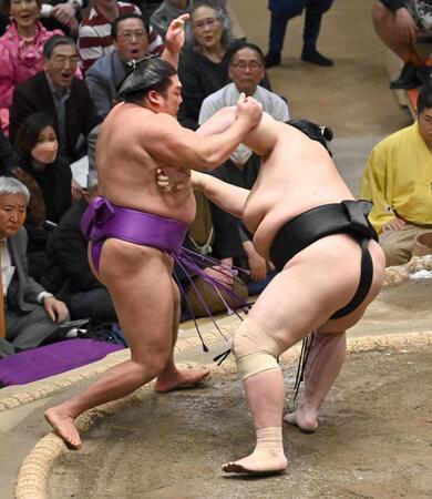　尊富士（左）が突き落としで琴桜を破る