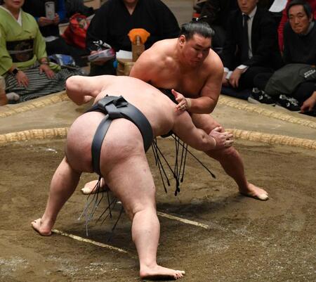 豊昇龍が大関の意地 初顔合わせの金峰山をはたき込みで退け1差に迫る 2敗で金峰山、3敗に豊昇龍、霧島、王鵬、尊富士