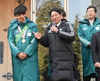 　優勝報告会であいさつをする青学大・原晋監督（中央）＝撮影・佐々木彰尚