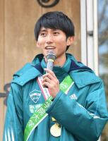 　箱根駅伝の優勝報告会であいさつをする青学大・田中悠登主将（撮影・佐々木彰尚）