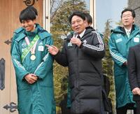 　優勝報告会であいさつをする青学大・原晋監督（中央）＝撮影・佐々木彰尚