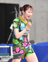 　女子シングルス４回戦でガッツポーズを決める早田ひな（撮影・開出牧）