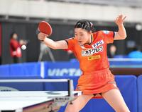 　ジュニア女子３回戦でプレーする張本美和（撮影・開出牧）