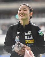 　女子シングルス５回戦進出を決めスタンドの声援に笑顔で応える張本美和（撮影・開出牧）