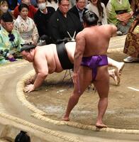 尊富士の突き落としに敗れる琴桜（左）＝撮影・持木克友