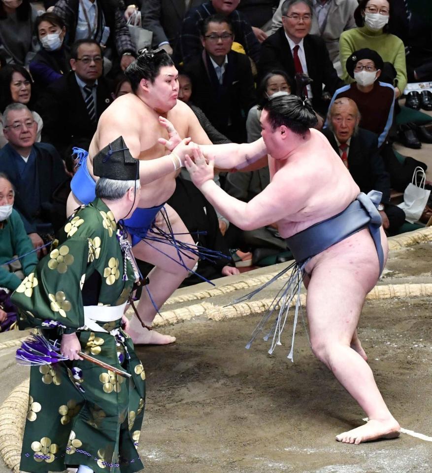 　大の里を突き倒しで破る金峰山（撮影・持木克友）