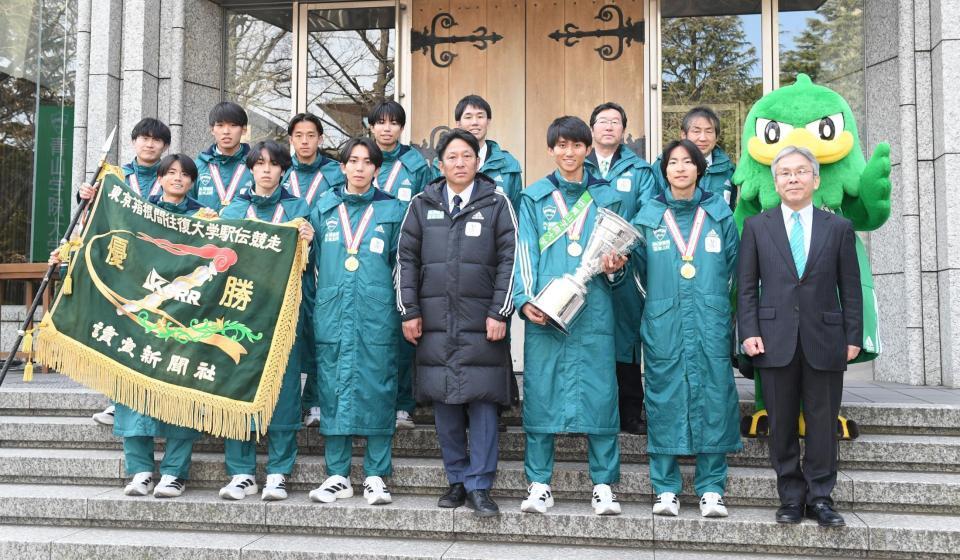 　箱根駅伝の優勝報告会に出席した青学大の（前列左から）若林宏樹、太田蒼生、鶴川正也、原晋監督、田中悠登、野村昭夢、内山義英部長、（後列同）片桐悠人主務、小河原陽琉、塩出翔太、宇田川瞬矢、伊藤雅一コーチ、安藤弘敏コーチ、田幸寛史コーチ（撮影・佐々木彰尚）