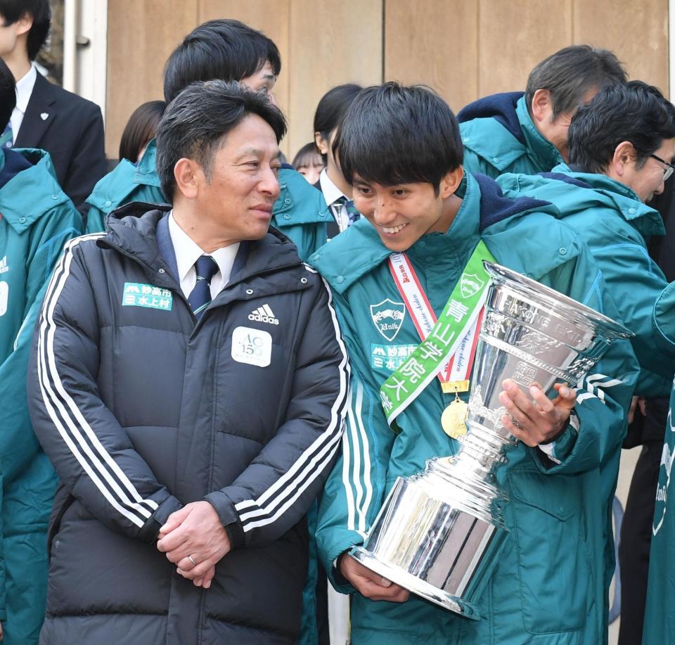 　青学大・田中悠登主将（右）と話す原晋監督（撮影・佐々木彰尚）