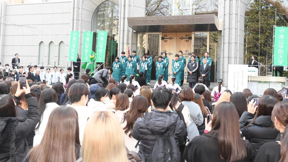 　箱根駅伝の優勝報告会に出席した青学大の選手、関係者（撮影・佐々木彰尚）