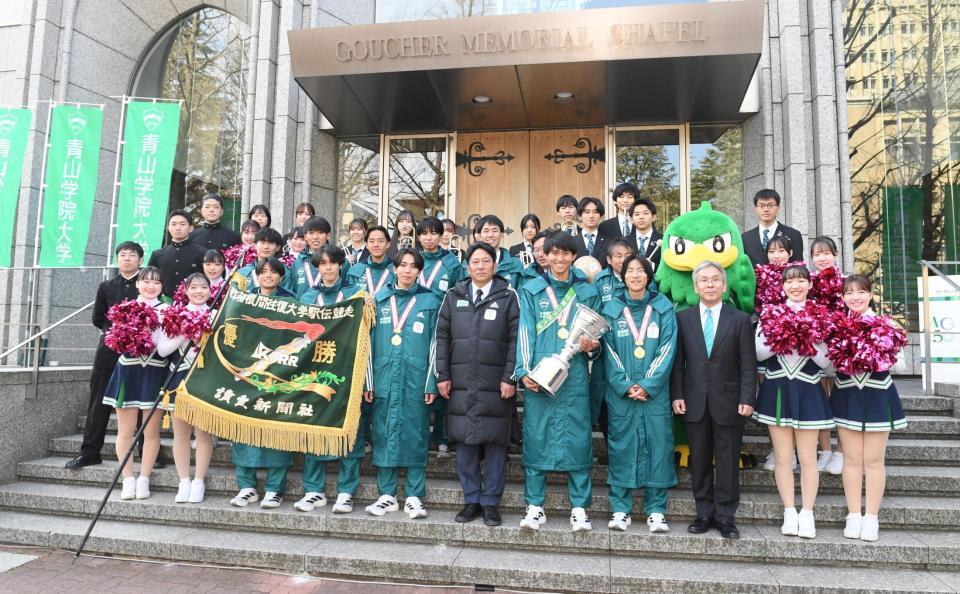 　箱根駅伝の優勝報告会に出席した青学大の選手、関係者（撮影・佐々木彰尚）