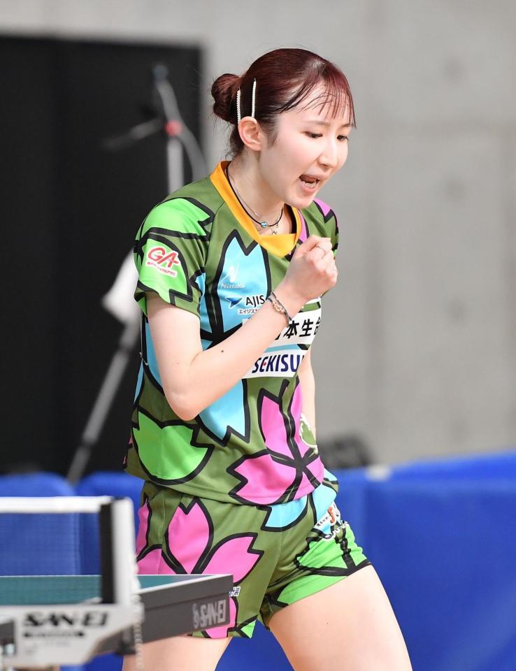 　女子シングルス４回戦でガッツポーズを決める早田ひな（撮影・開出牧）