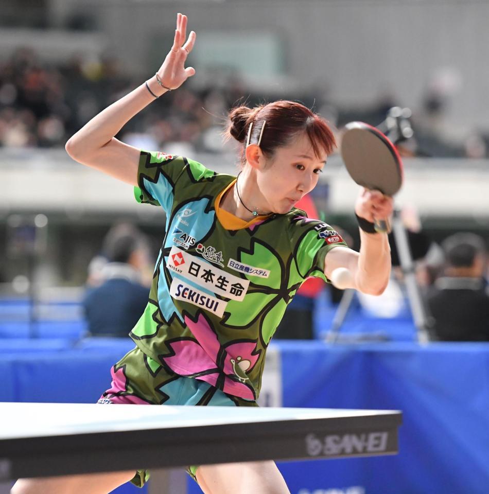 　女子シングルス４回戦でプレーする早田ひな（撮影・開出牧）