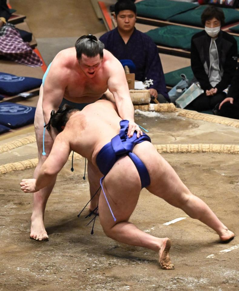 　獅司が突き落としで安青錦を破る