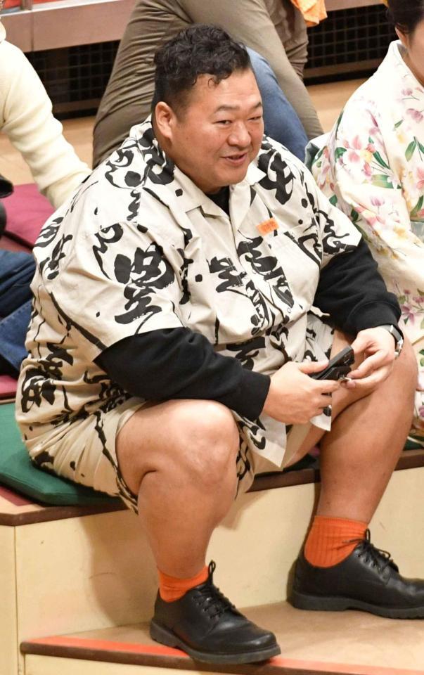 　国技館に姿を見せた豊ノ島（撮影・持木克友）