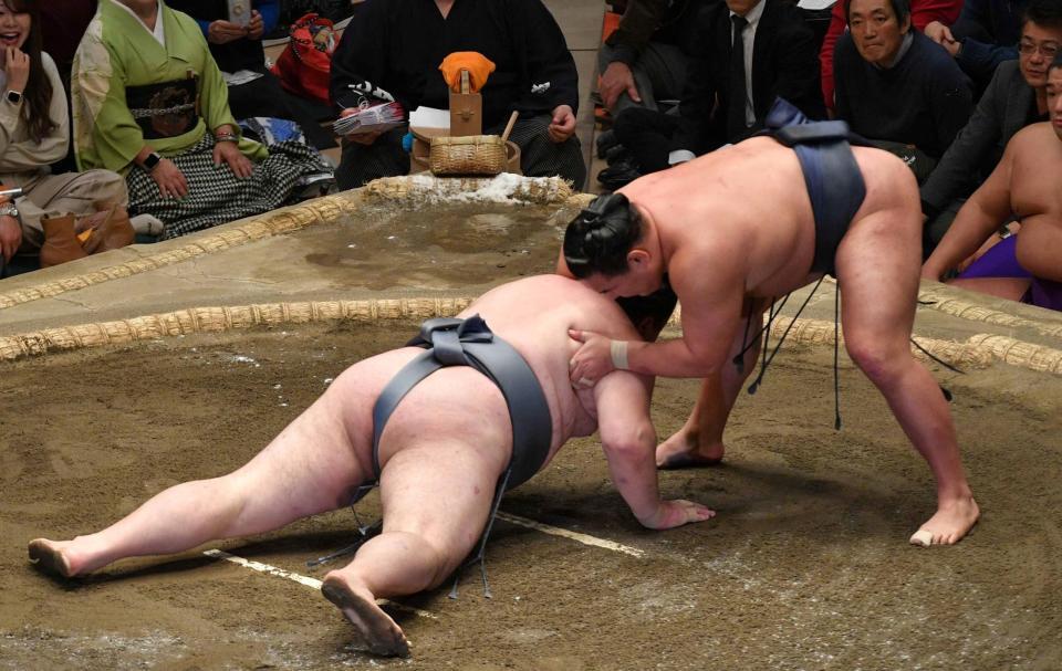 　金峰山（左）を叩き込みで下した豊昇龍（撮影・持木克友）