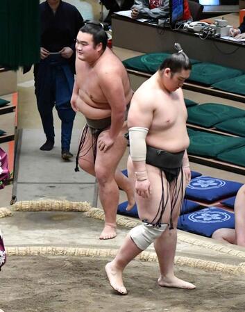 　泉翔鵬（右）の送り出しに敗れた朝阪神（撮影・持木克友）