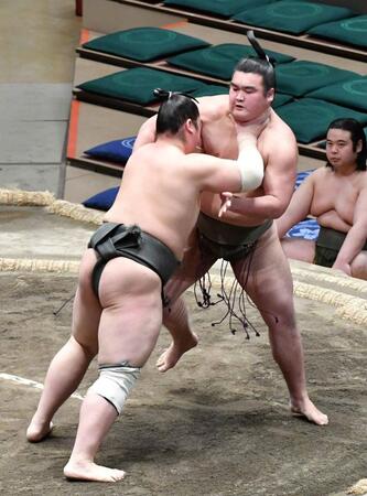 　泉翔鵬（左）の送り出しに敗れた朝阪神（撮影・持木克友）