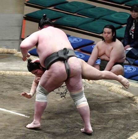 　矢後にはたき込みで敗れた関本（撮影・持木克友）