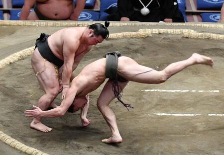 　山藤（右）を肩すかしで破った炎鵬（撮影・持木克友）