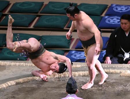 　山藤（左）は肩すかしで炎鵬に敗れる