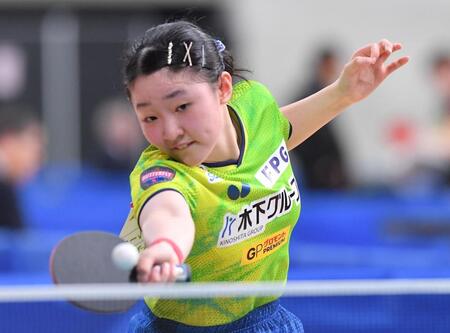　女子シングルス６回戦でプレーする張本美和（撮影・開出牧）