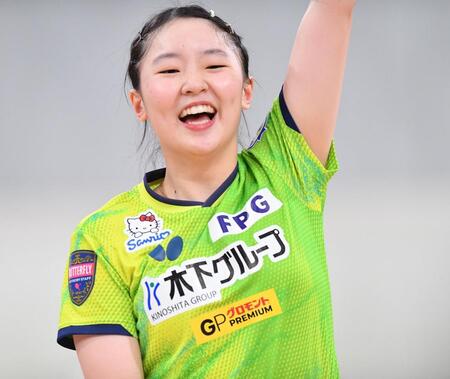 　ジュニア女子で優勝し笑顔がはじける張本美和（撮影・開出牧）