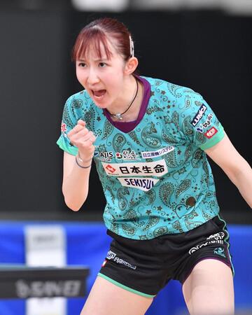 　女子シングルス６回戦でガッツポーズする早田ひな（撮影・開出牧）