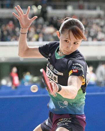 　女子シングルス５回戦でショットを放つ早田ひな