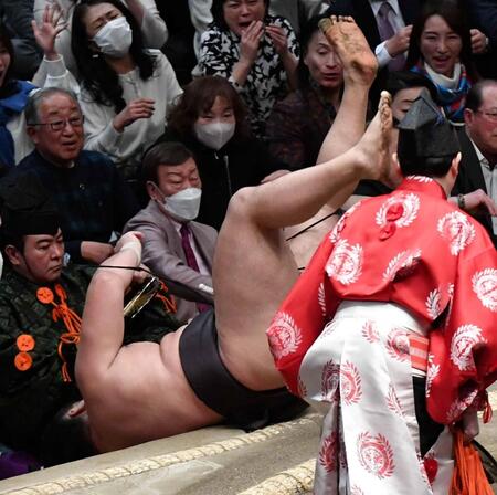 【写真】砂かぶり席で観戦の大御所歌手が危機一髪！１７５キロ高安が目の前にゴロリ