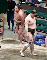 　泉翔鵬（右）の送り出しに敗れた朝阪神（撮影・持木克友）