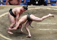 　山藤（右）を肩すかしで破った炎鵬（撮影・持木克友）