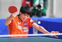 　男子シングルス５回戦でプレーする戸上隼輔（撮影・開出牧）