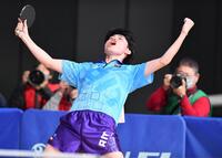 　男子シングルス５回戦で戸上隼輔を破り、ド派手なガッツポーズを決める谷垣佑真（撮影・開出牧）