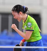 　女子シングルス６回戦でガッツポーズを決める張本美和（撮影・開出牧）
