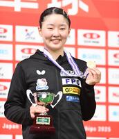 　ジュニア女子で優勝しメダルを手に会心の笑みを浮かべる（撮影・開出牧）